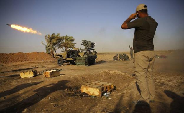 Soldados lanzan un misíl durante un enfrentamiento con combatientes del Daesh./Reuters