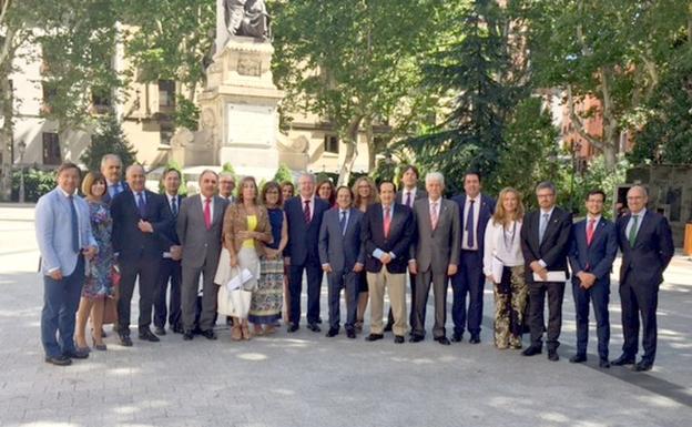 Imagen de los senadores, durante su foto de familia para arropar la candidatura.
