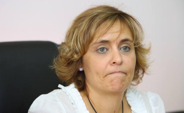 La primera teniente de alcalde del Ayuntamiento de Cacabelos, Maika González, durante la comparecencia de este jueves.