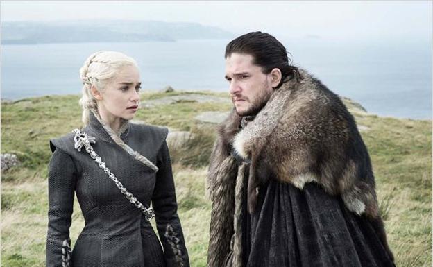 Emilia Clarke y Kit Harington en 'Juego de Tronos'./