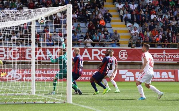 Los jugadores de la Cultural celebran el gol de Yeray.