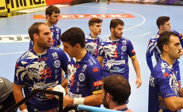 Los jugadores del Abanca Ademar durante el partido en Eslovenia.