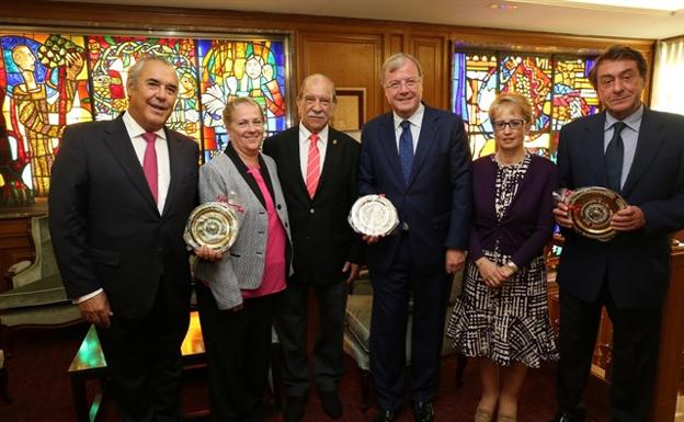 Silván recibe al presidente de la Agrupación Leonesa de México. /