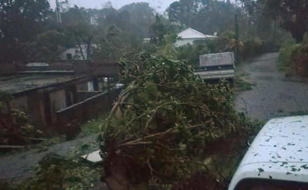 La lluvia y el viento arrecian en Guadalupe./Cedrik-Isham Calvados (Afp)