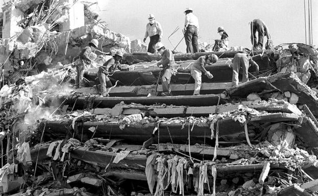 Edificios derrumbados tras el sismo de 1985./Efe