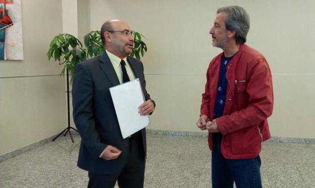 El edil de Bienestar Social, Pedro Muñoz, conversa con el responable de la Unidad de Geriatría del Hospital del Bierzo, Javier Pérez-Jara, en la inauguración de la jornada./Carmen Ramos