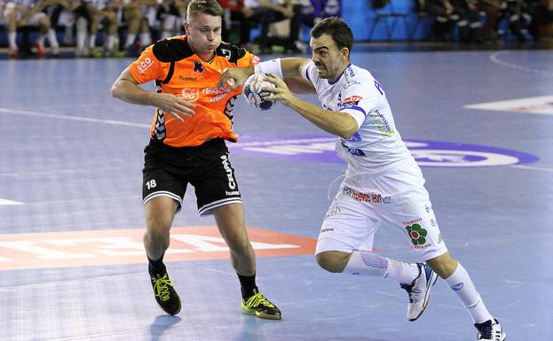 Costoya, en el partido ante el Kadetten./Peio García