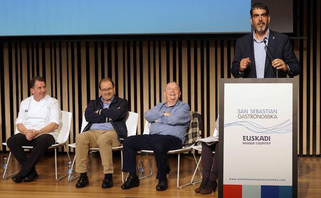 Los cocineros Martín Berasategui, Hilario Arbelaitz y Juan Mari Arzak siguen la alocución de Eneko Goia, alcalde de San Sebastián./Lobo Altuna