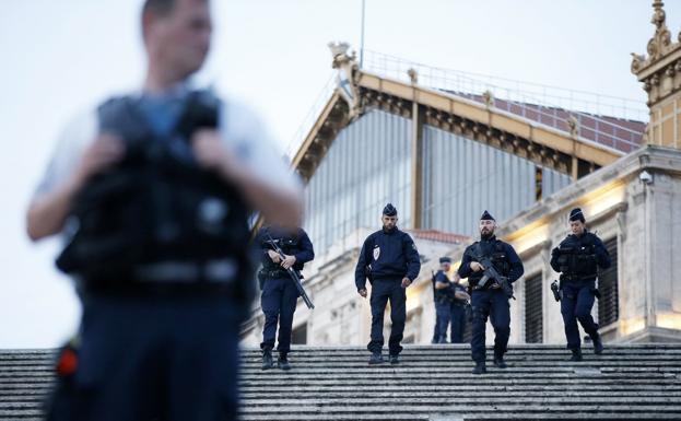 Policías en Marsella tras el atentado. /Efe