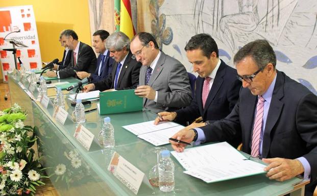 Firma del protocolo en la universidad./