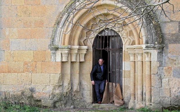 José Alberto Martínez, alcalde de Mansilla Mayor, en el Monasterio de Santa María de Sandoval.
