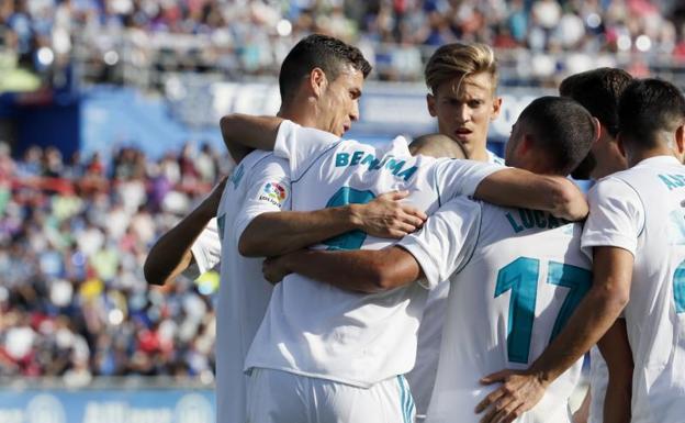 Cristiano Ronaldo, junto a otros futbolistas del Madrid, felicita a Benzema por su gol ante el Getafe. /Fernando Alvarado (Efe)