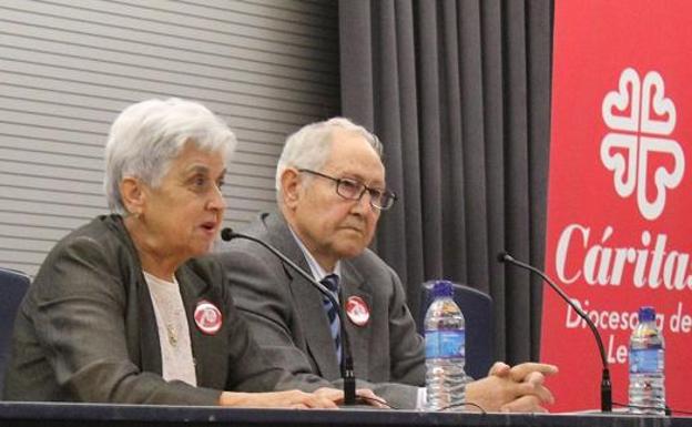 Prisciliano Cordero del Castillo junto a la directora de Cáritas. /