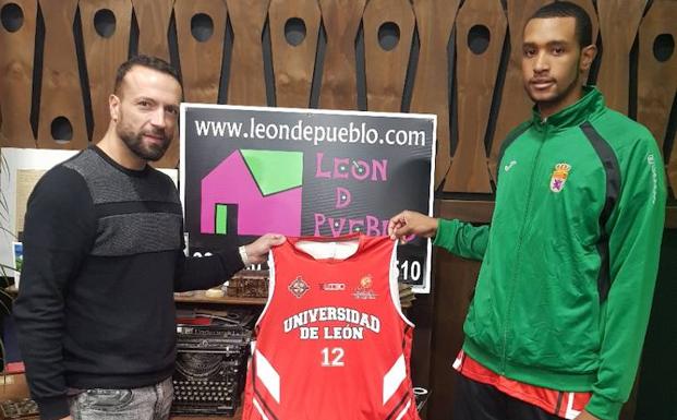 Nigel Holley posa con la camiseta del Fundación./
