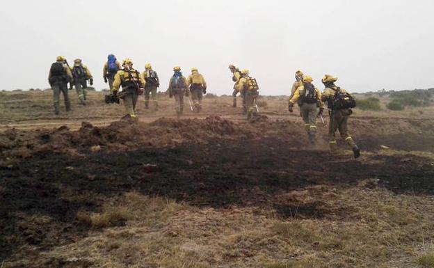 Brigadistas en el incendio de Silván./ATBrif