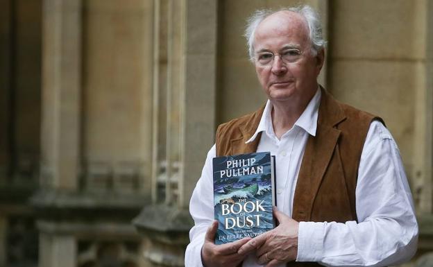 Pullman posa con un ejemplar de su nuevo libro. /Daniel LEAL-OLIVAS (Afp)