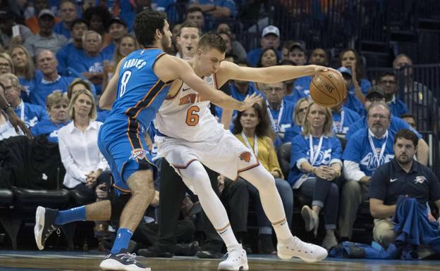 Álex Abrines defiende durante el partido. /Afp