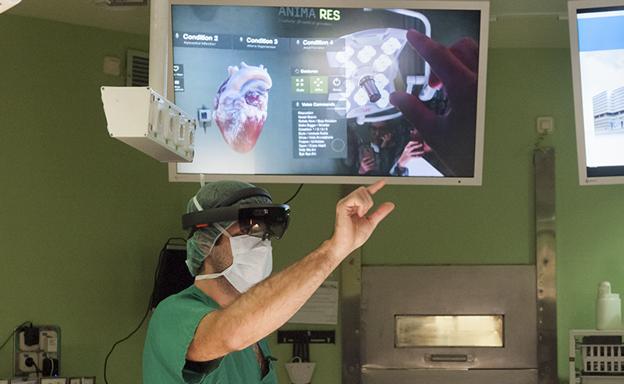 Un médico con las gafas Hololens de Microsoft./