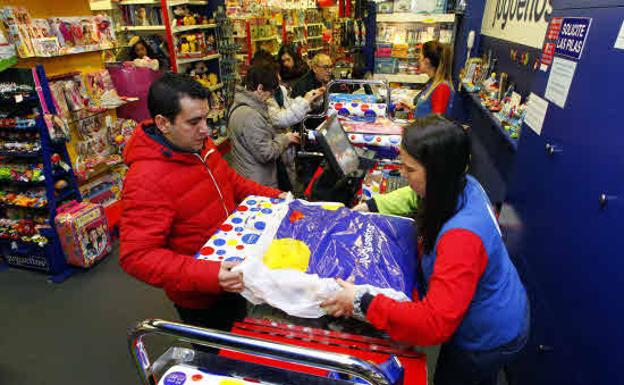 Una tienda de juguetes en plena campaña de Navidad. /Avelino Gómez