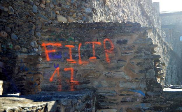 Imagen de la pintada en el Castillo de los Templarios de Ponferrada./E. Jiménez