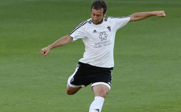 Álvaro Tejedor, en un partido con el Salmantino./Manuel Laya