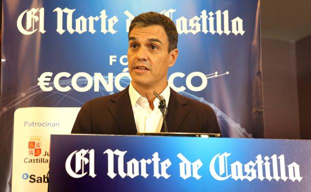 Nacho Foces, subdirector de El Norte, junto a Pedro Sánchez./Ramón Gómez