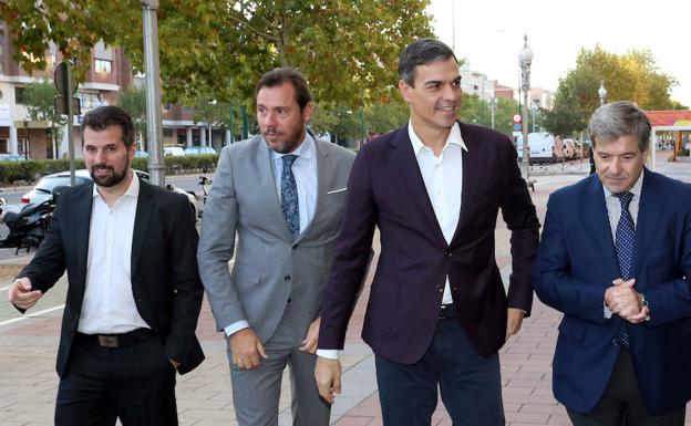 Sánchez arropado por Luis Tudanca, Óscar López y el director general de El Norte de Castilla. /Rubén Cacho