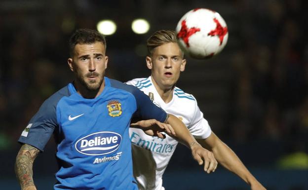 Dioni ante Marco Llorente./EFE