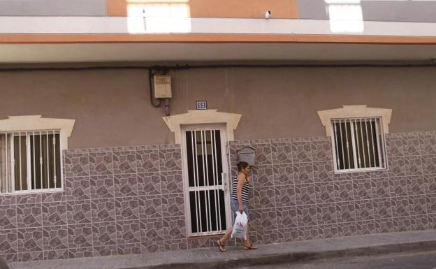 Fachada de la vivienda de la víctima en Tenerife./Efe