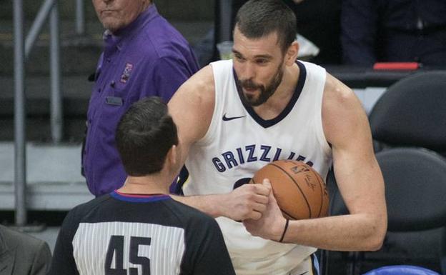 Marc Gasol habla con el árbitro. /Efe