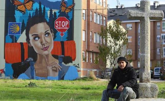 Asier Vera, con uno de sus murales./César Sánchez