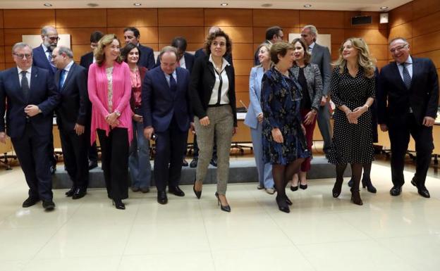 La ministra de Sanidad, Dolors Montserrat (c), posa junto a los Consejeros de Sanidad de las comunidades autonomas./Kiko Huesca (Efe)