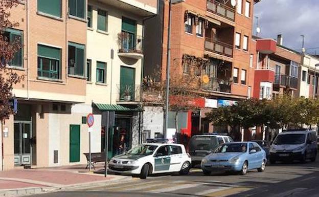 Vehículos de la Guardia Civil junto a la oficina bancaria que ha sufrido el atraco. /