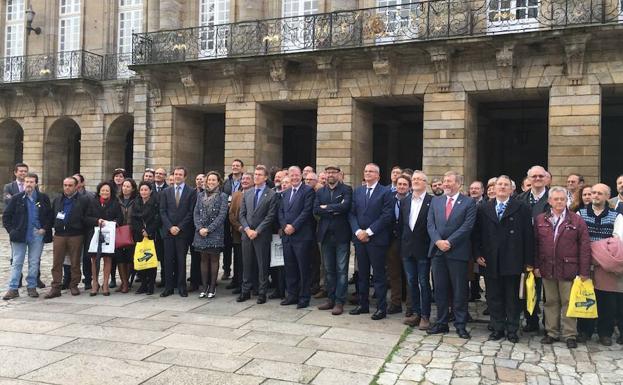 Foto de familia en la clausura de la Asamblea general de la Asociació́n de Municipios del Camino de Santiago. /El Norte