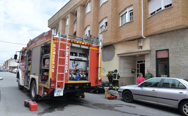 Los bomberos de Ponferrada, durante una intervención./