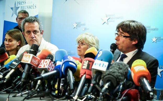El destituido presidente Carles Puigdemont con miembros del exgobierno catalán en una rueda de prensa en Bruselas el 31 de octubre./A. Belot (Afp)