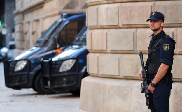 Un agente de la Policía Nacional en Barcelona./Efe