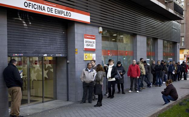 Cola ante una oficina del INEM en Madrid./Sebastien Berda (Afp)