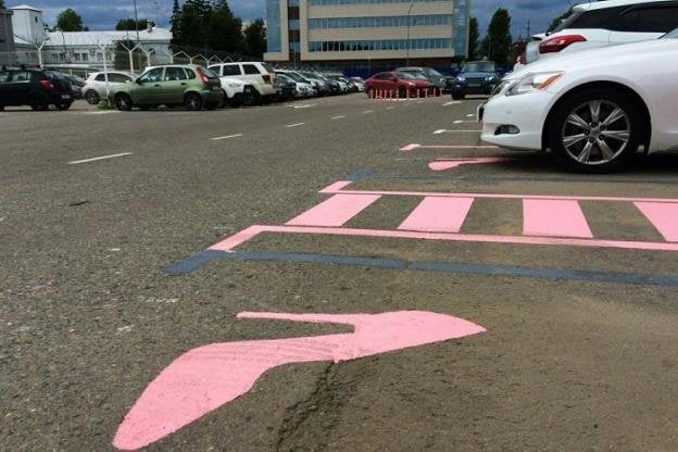Un parking ruso con un zapato de tacón rosa para señalizar las plazas. / R. C.
