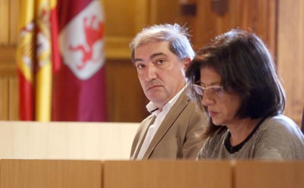 José Pellitero y Teresa Gutiérrez, durante un pleno de la Diputación./