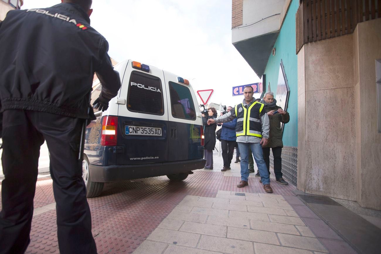 Imagen del momento en el que llega el vehículo policial para el registro con los detenidos./R. Ordóñez