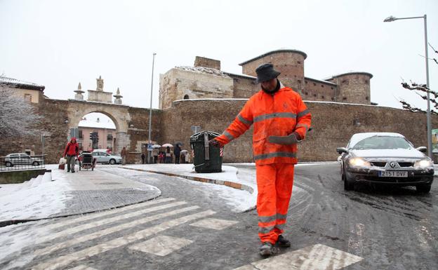 Imagen de un trabajador repartiendo sal en las calles de León.