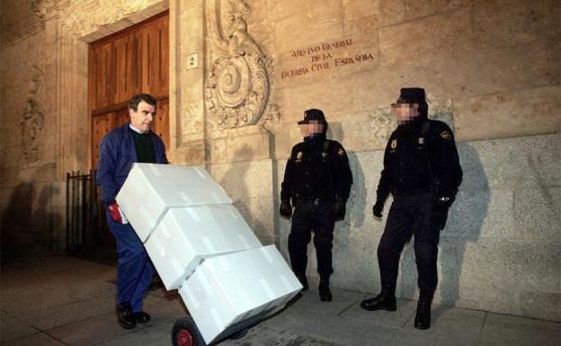 Imagen de la retirada de documentos del Archivo de Salamanca./