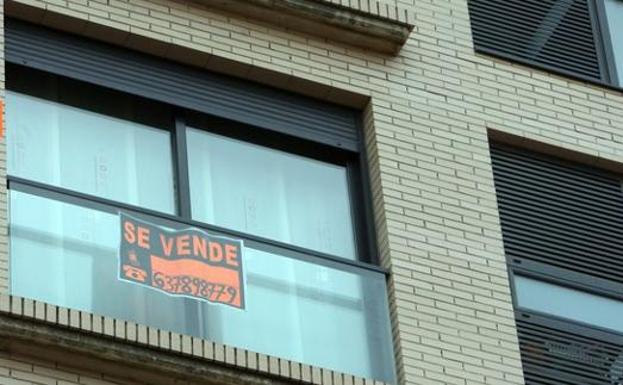 Cartel de 'se vende' en una vivienda./