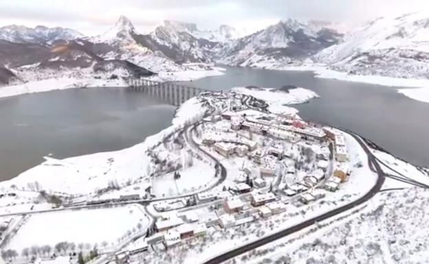 Imagen del pantano de Riaño tras las últimas nevadas./