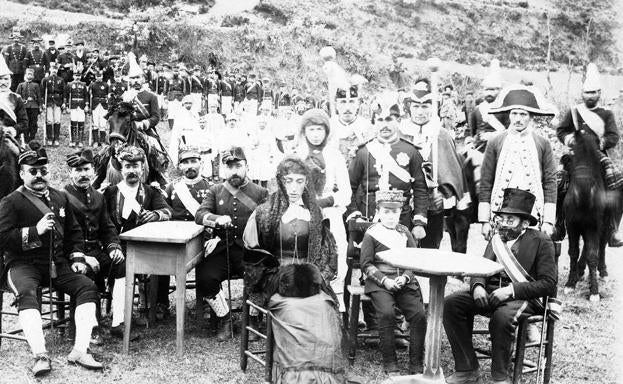 Vecinos de Caboalles en el carnaval de Villablino en 1894. /