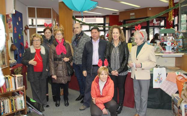 Foto de familia tras la inauguración del mercadillo./