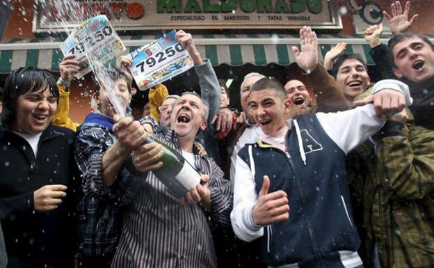 La alegría se desborda en Pallejá, donde un bar repartió el gordo en 2010. /Toni Albir