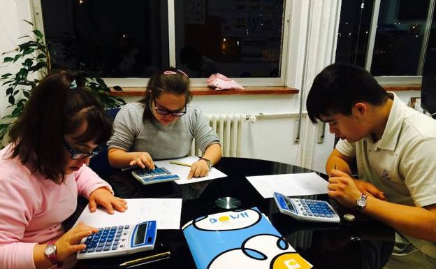 Miembros de Amidown realizando una actividad./