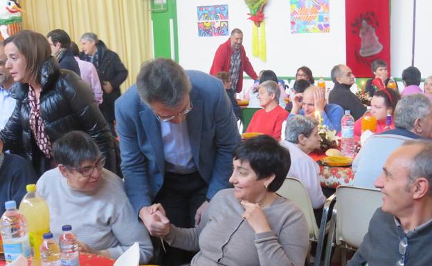 El presidente de la Diputación reitera su compromiso «con las personas que más lo necesitan» en su visita a Nuestra Señora del Valle